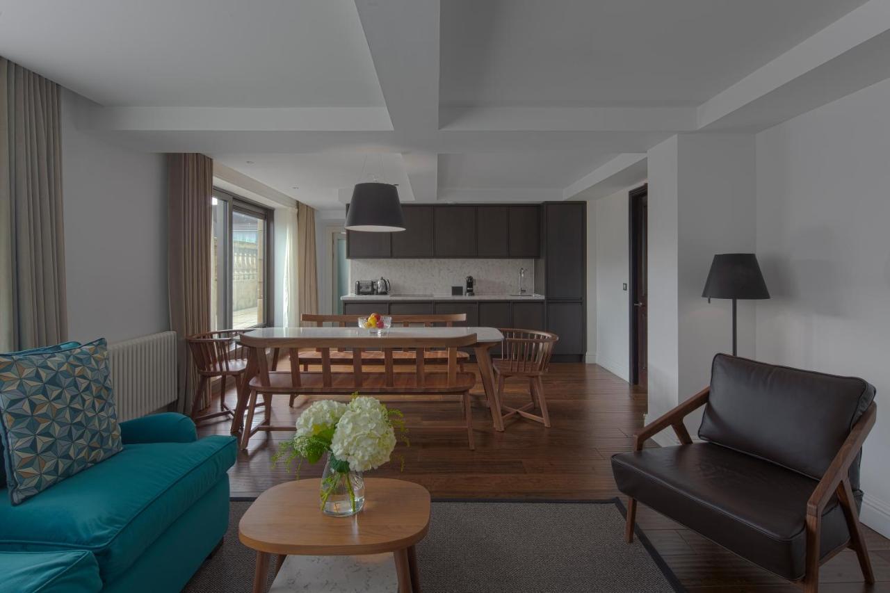 Cheval The Edinburgh Grand Aparthotel Bagian luar foto The interior of a typical apartment