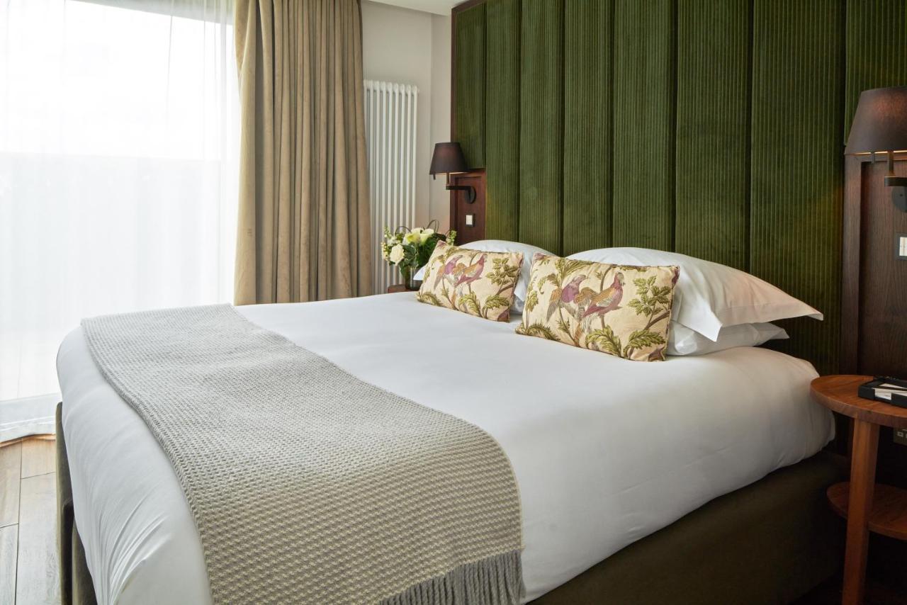 Cheval The Edinburgh Grand Aparthotel Bagian luar foto A bed with a throw