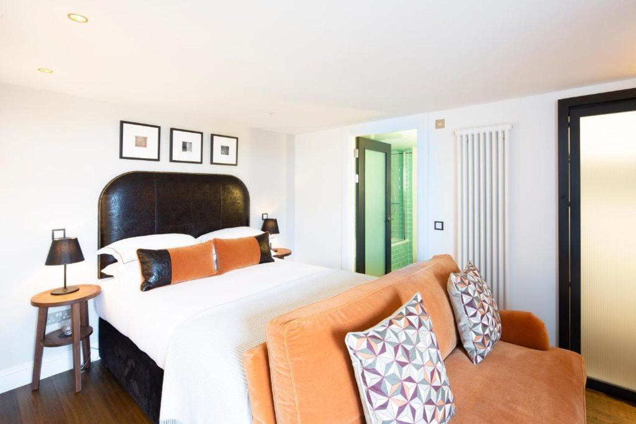 Cheval The Edinburgh Grand Aparthotel Bagian luar foto A bedroom at the hotel