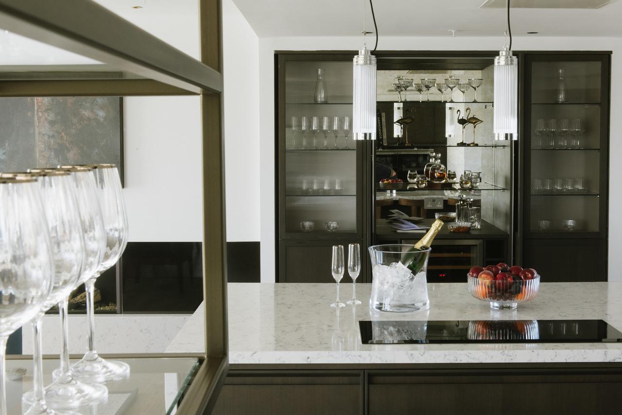 Cheval The Edinburgh Grand Aparthotel Bagian luar foto A kitchen designed by the London-based interior design company, Savile Row Interiors