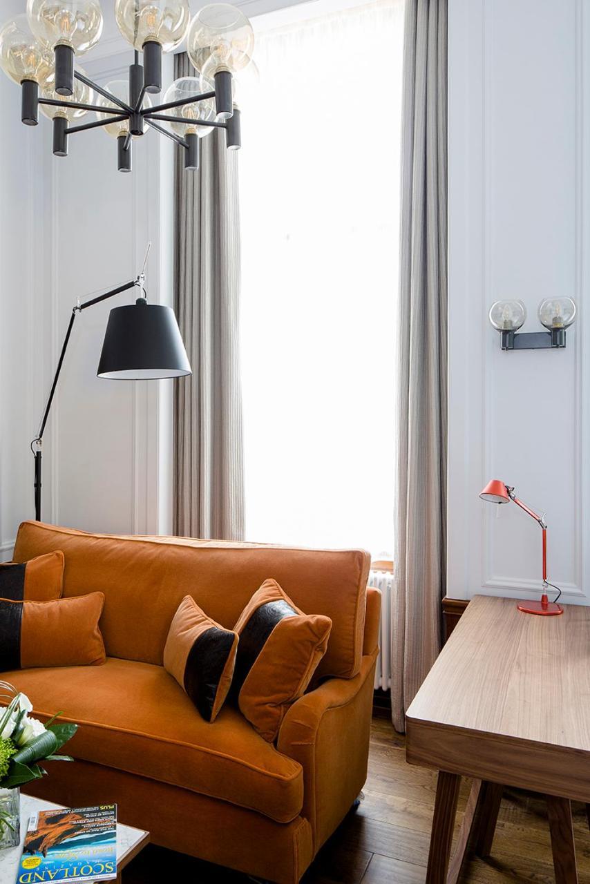 Cheval The Edinburgh Grand Aparthotel Bagian luar foto A floor lamp