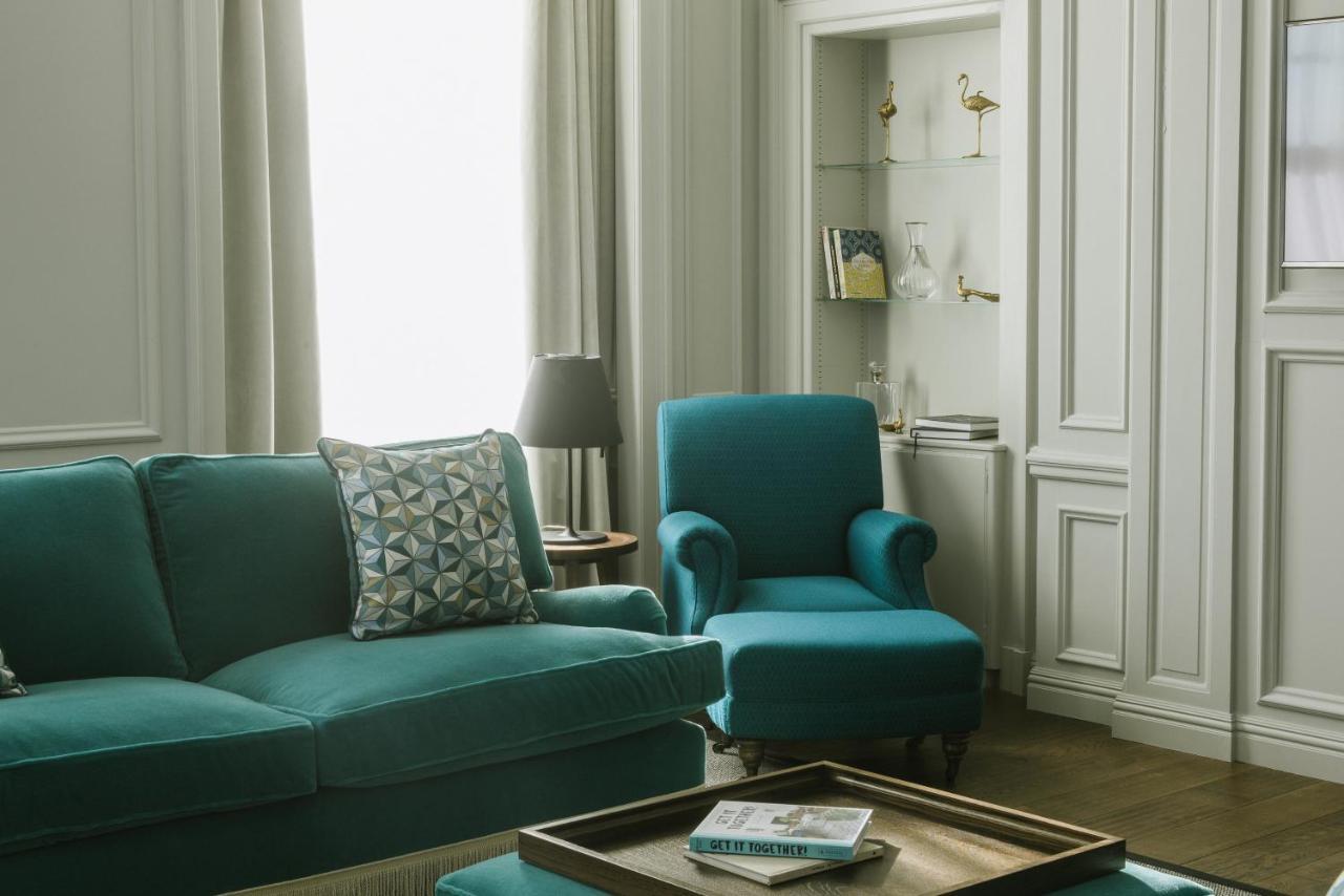 Cheval The Edinburgh Grand Aparthotel Bagian luar foto A living room with a sofa and armchair